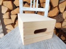 Dřevěná bednička malá s otvory bez nožiček
