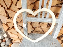 Závěs dřevěný rám srdce s drátěným výpletem