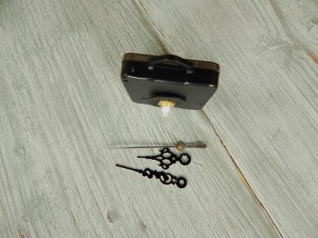 Hodinový strojek krátká hřídel mini kudrnaté ručičky