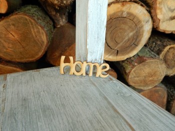 Dřevěný výřez Home