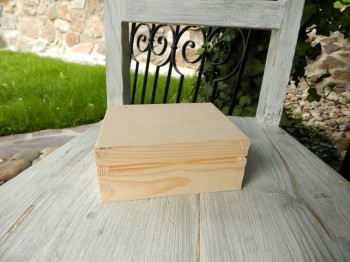 Dřevěná krabička a kroužky na ubrousky