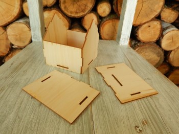 Dřevěná kasička skládací domeček