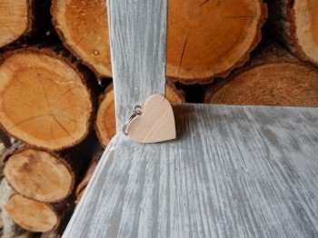 Přívěsek na klíče dřevěné srdíčko menší