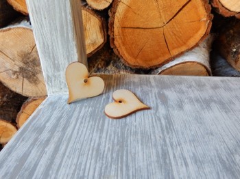 Dřevěné srdíčko 4,2 x 4 cm s dírkou 
