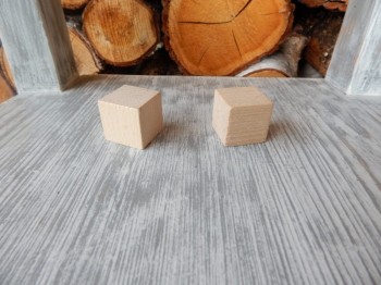 Dřevěná kostička 2,5 x 2,5 cm buk