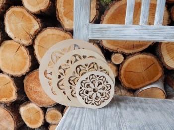 Dřevěná podložka kytička II  9 cm 