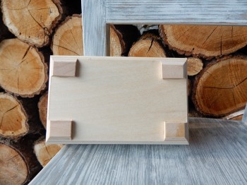 Dřevěný truhlíček oblý malý