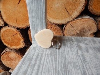 Přívěsek na klíče dřevěné srdíčko 4,5 x 4,5 cm