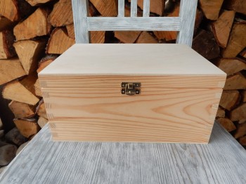 Dřevěná krabička se zapínáním a s vložkou
