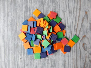Kreativní dřevěné barevné čtverečky 1,5 cm 1 mm 100 ks