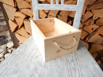 Dřevěná krabička s provazy