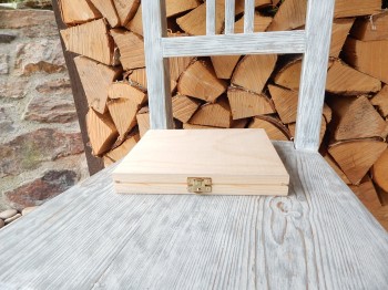 Krabička dřevěná Merci se zapínáním 21,6 x 18,1