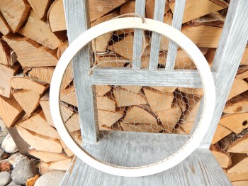 Závěs dřevěný rám kruh s drátěným výpletem