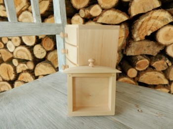 Dřevěná komodička 4 šuplíčky 