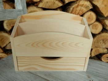 Dřevěný stojánek na poštu se šuplíčkem 
