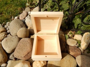 Dřevěná krabička  10 x 10 x 3,7 cm 
