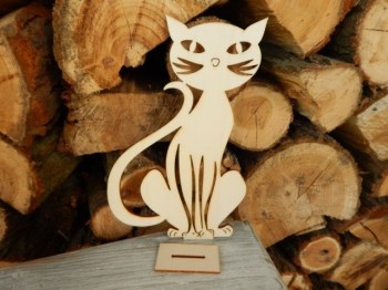 Dřevěná kočka stojící šikmé oči