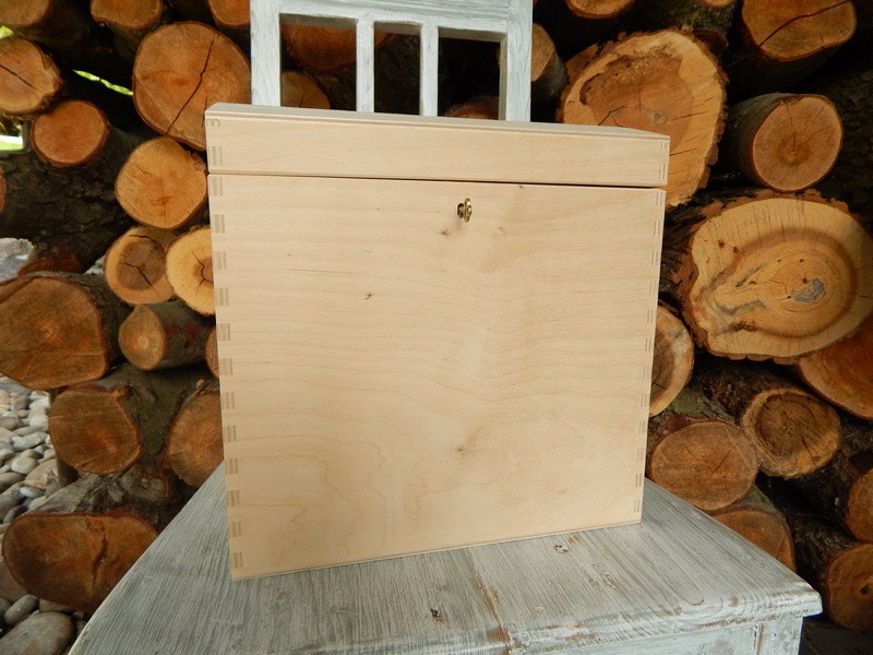 Dřevěná truhla na klíček oblé víko