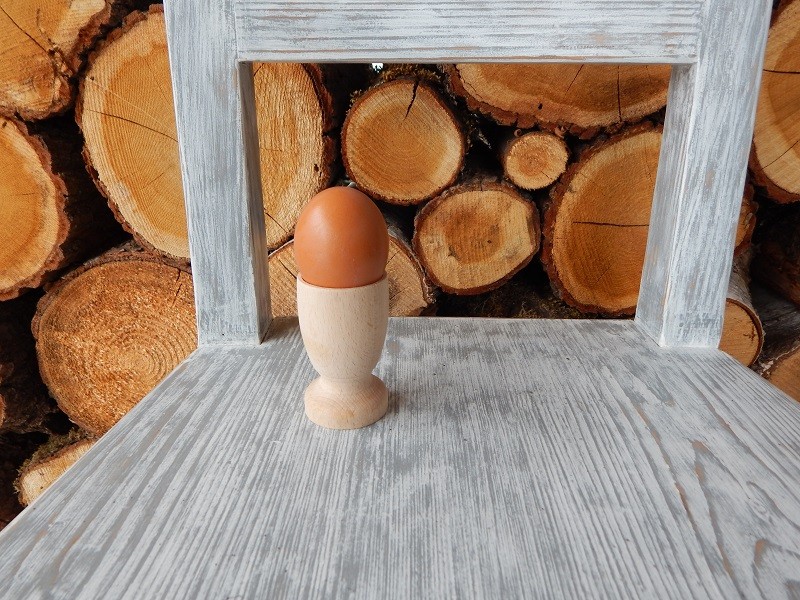 Dřevěný stojánek na vejce větší