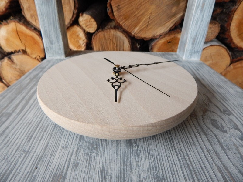 Dřevěné hodiny masivní kulaté 20 cm 