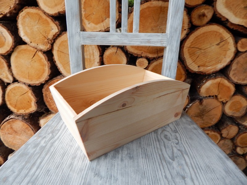 Dřevěný truhlík oblý střední
