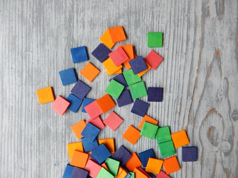 Kreativní dřevěné barevné čtverečky 1,5 cm 1 mm 100 ks
