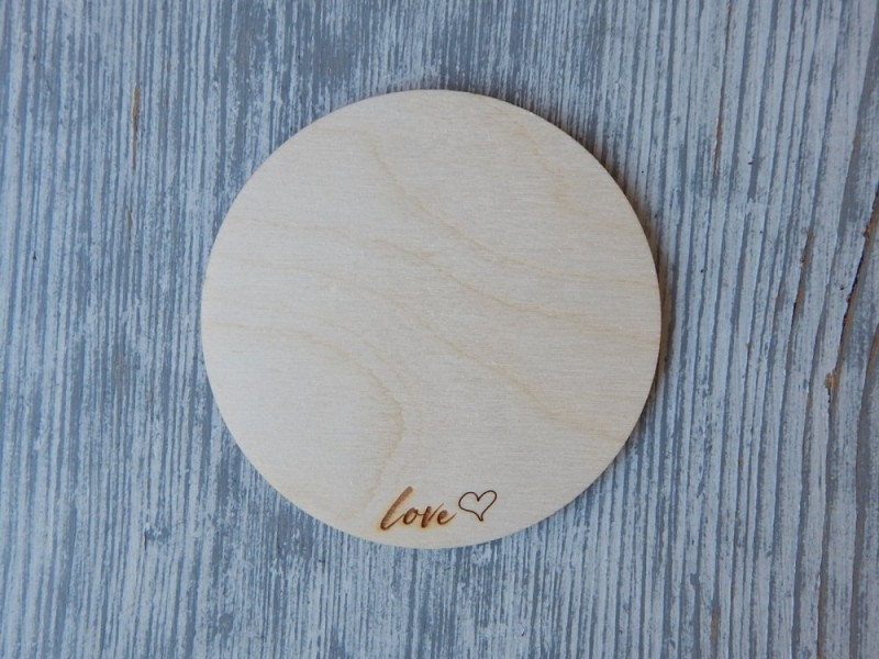 Dřevěná podložka Love 9 cm 