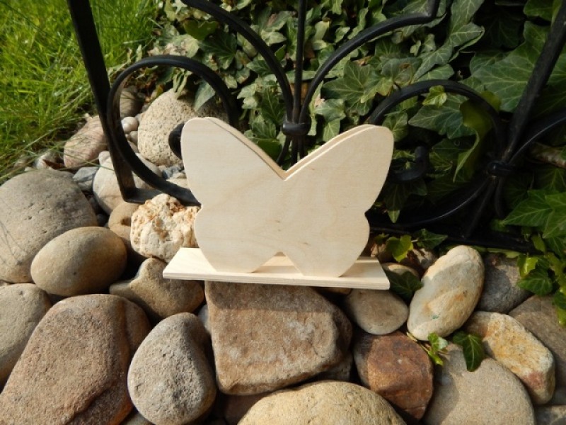 Dřevěný stojánek motýl