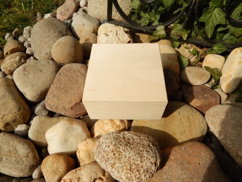 Dřevěná krabička  10 x 10 x 3,7 cm 